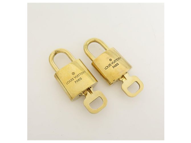 Louis Vuitton Lot de 10 Cadenas et Clés en Métal Gold - vue 12