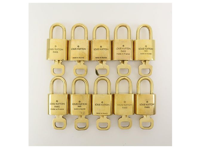 Louis Vuitton Lot de 10 Cadenas et Clés en Métal Gold - vue 2