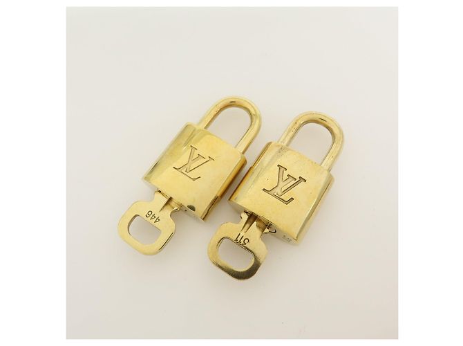 Louis Vuitton Lot de 10 Cadenas et Clés en Métal Gold - vue 3