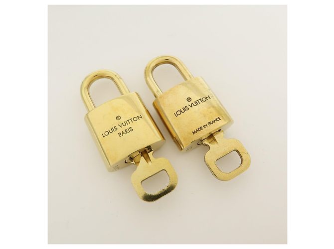Louis Vuitton Lot de 10 Cadenas et Clés en Métal Gold - vue 4