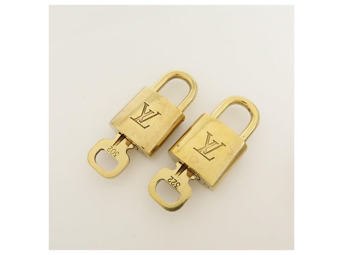 Louis Vuitton Lot de 10 Cadenas et Clés en Métal Gold - vue 5