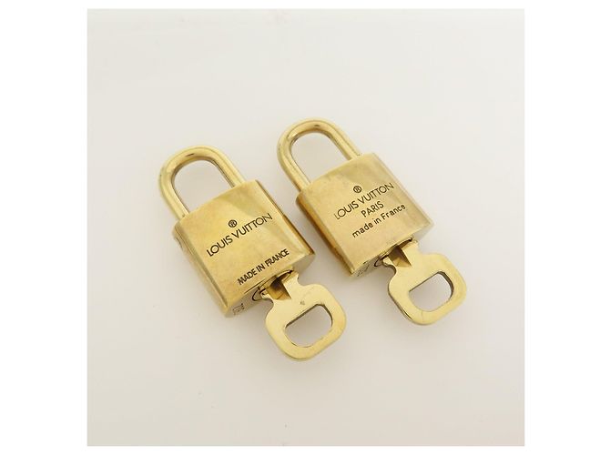Louis Vuitton Lot de 10 Cadenas et Clés en Métal Gold - vue 6