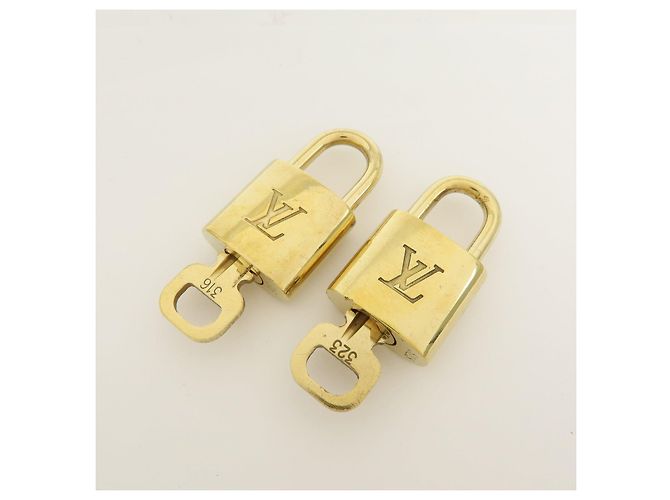 Louis Vuitton Lot de 10 Cadenas et Clés en Métal Gold - vue 7
