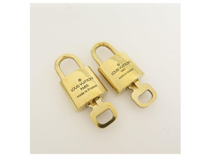 Louis Vuitton Lot de 10 Cadenas et Clés en Métal Gold - vue 8
