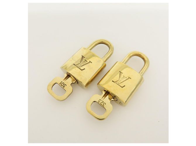 Louis Vuitton Lot de 10 Cadenas et Clés en Métal Gold - vue 9