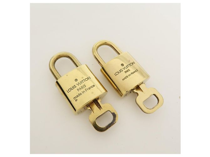 Louis Vuitton Lot de 10 Cadenas et Clés en Métal Or - vue 10