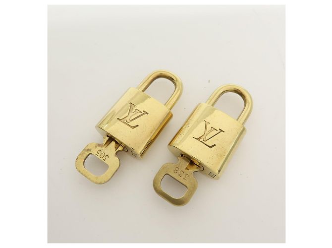 Louis Vuitton Lot de 10 Cadenas et Clés en Métal Or - vue 11