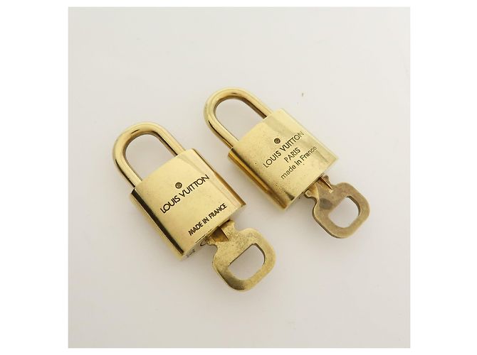 Louis Vuitton Lot de 10 Cadenas et Clés en Métal Or - vue 12