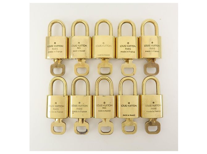 Louis Vuitton Lot de 10 Cadenas et Clés en Métal Or - vue 2