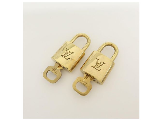 Louis Vuitton Lot de 10 Cadenas et Clés en Métal Or - vue 3