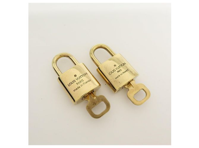Louis Vuitton Lot de 10 Cadenas et Clés en Métal Or - vue 4