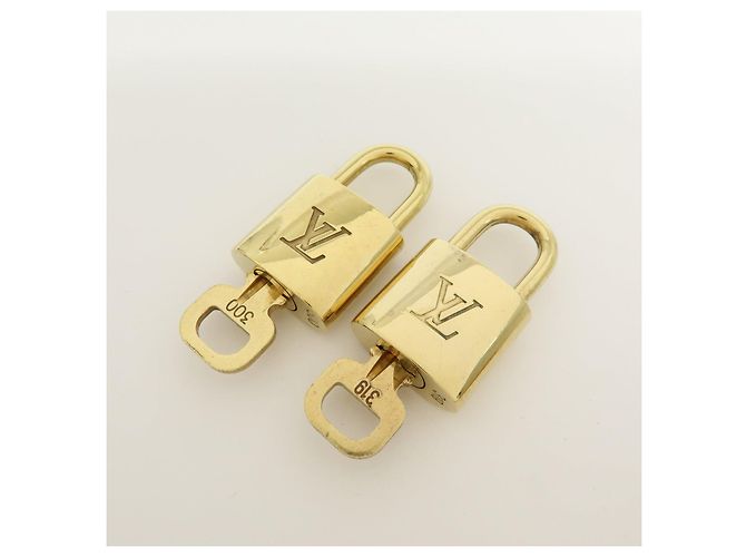 Louis Vuitton Lot de 10 Cadenas et Clés en Métal Or - vue 5