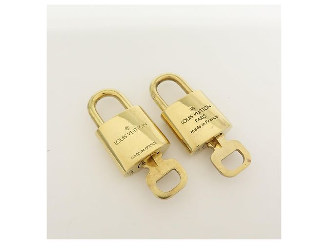 Louis Vuitton Lot de 10 Cadenas et Clés en Métal Or - vue 6