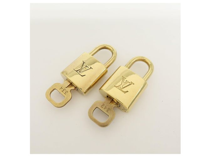 Louis Vuitton Lot de 10 Cadenas et Clés en Métal Or - vue 7