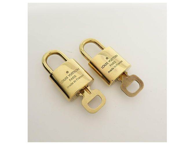Louis Vuitton Lot de 10 Cadenas et Clés en Métal Or - vue 8