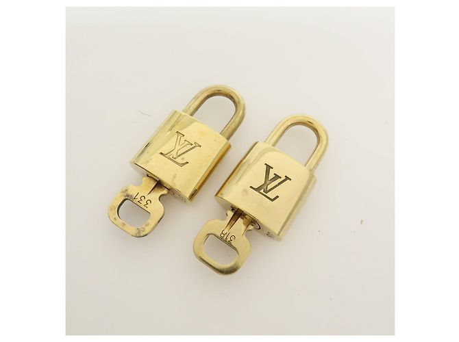 Louis Vuitton Lot de 10 Cadenas et Clés en Métal Or - vue 9