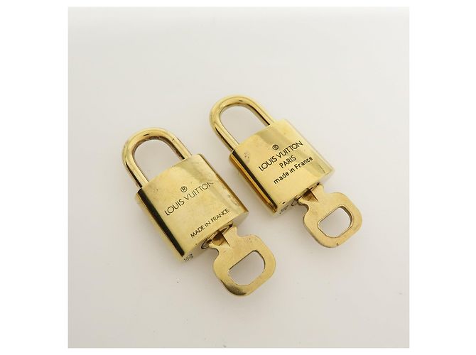 Louis Vuitton Lot de 10 Cadenas et Clés en Métal Or - vue 10