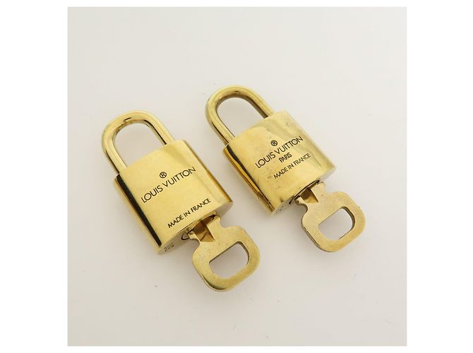 Louis Vuitton Lot de 10 Cadenas et Clés en Métal Or - vue 12