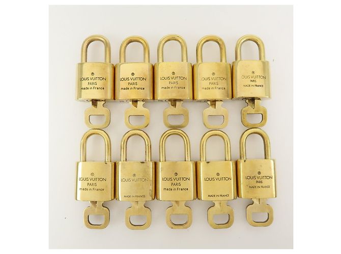 Louis Vuitton Lot de 10 Cadenas et Clés en Métal Or - vue 2