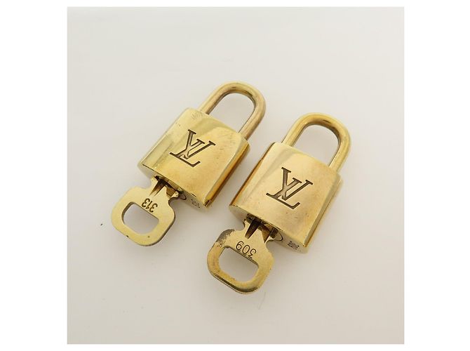 Louis Vuitton Lot de 10 Cadenas et Clés en Métal Or - vue 3