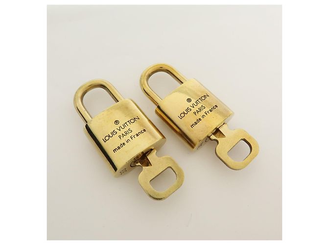 Louis Vuitton Lot de 10 Cadenas et Clés en Métal Or - vue 4