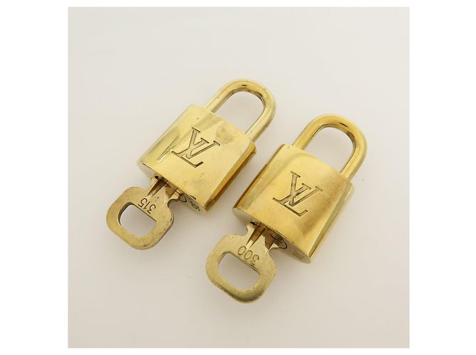 Louis Vuitton Lot de 10 Cadenas et Clés en Métal Or - vue 5