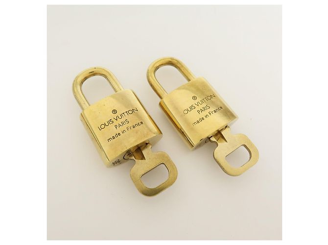 Louis Vuitton Lot de 10 Cadenas et Clés en Métal Or - vue 6