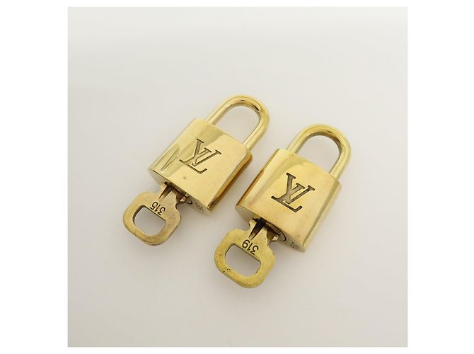 Louis Vuitton Lot de 10 Cadenas et Clés en Métal Or - vue 7