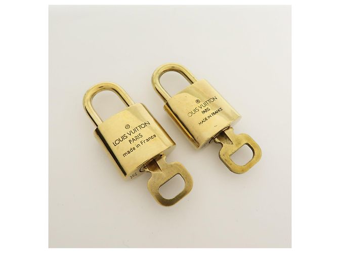 Louis Vuitton Lot de 10 Cadenas et Clés en Métal Or - vue 8