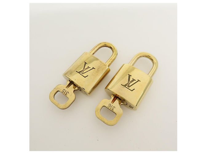Louis Vuitton Lot de 10 Cadenas et Clés en Métal Or - vue 9