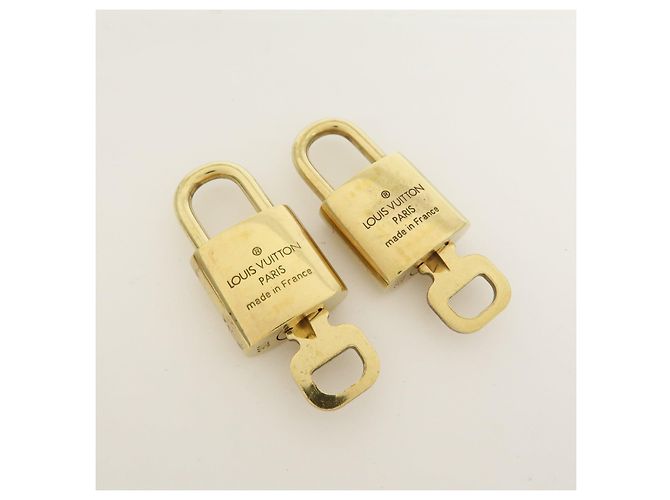 Louis Vuitton Lot de 10 Cadenas et Clés en Métal Gold - vue 10