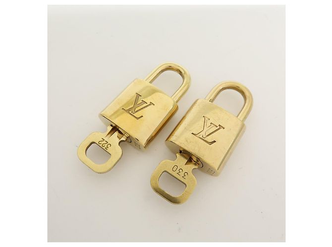 Louis Vuitton Lot de 10 Cadenas et Clés en Métal Gold - vue 11