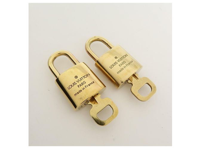 Louis Vuitton Lot de 10 Cadenas et Clés en Métal Gold - vue 12