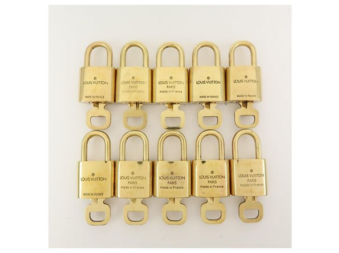 Louis Vuitton Lot de 10 Cadenas et Clés en Métal Gold - vue 2