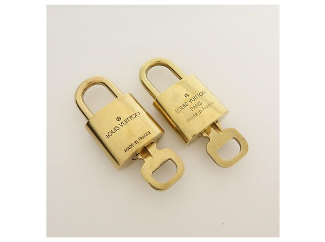 Louis Vuitton Lot de 10 Cadenas et Clés en Métal Gold - vue 4