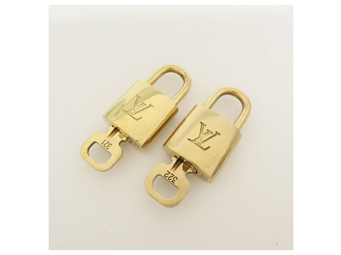 Louis Vuitton Lot de 10 Cadenas et Clés en Métal Gold - vue 5