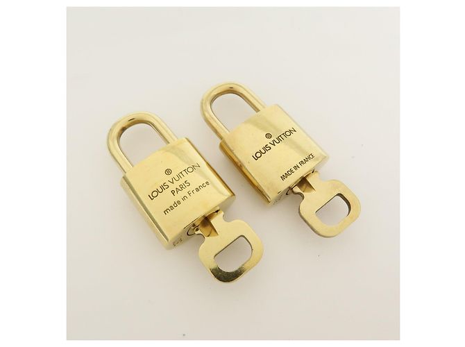 Louis Vuitton Lot de 10 Cadenas et Clés en Métal Gold - vue 6
