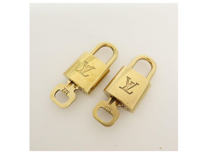Louis Vuitton Lot de 10 Cadenas et Clés en Métal Gold - vue 7
