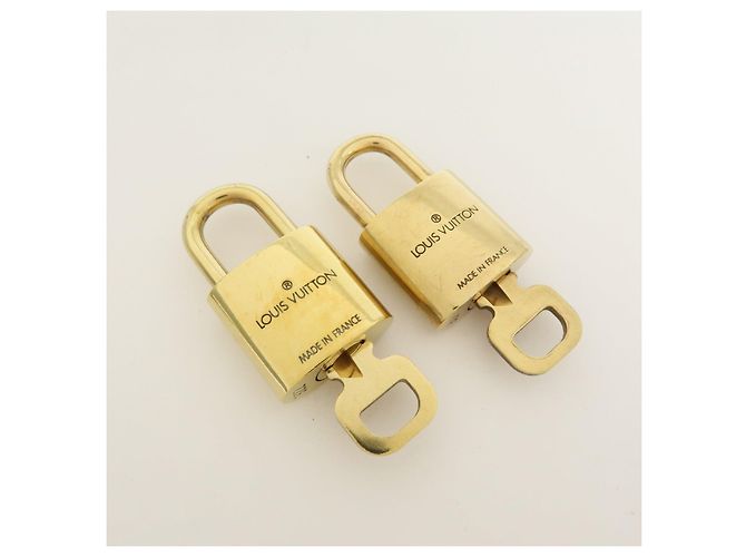 Louis Vuitton Lot de 10 Cadenas et Clés en Métal Gold - vue 8