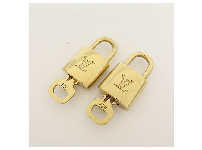 Louis Vuitton Lot de 10 Cadenas et Clés en Métal Gold - vue 9