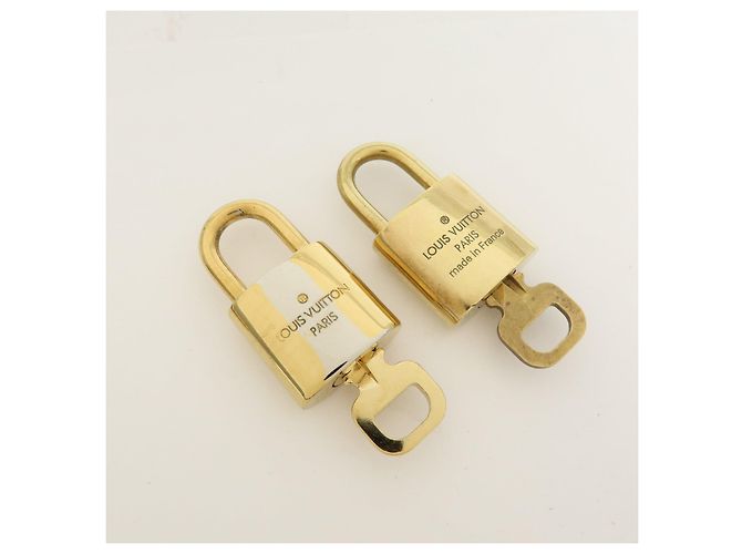 Louis Vuitton Lot de 10 Cadenas et Clés en Métal Or - vue 10