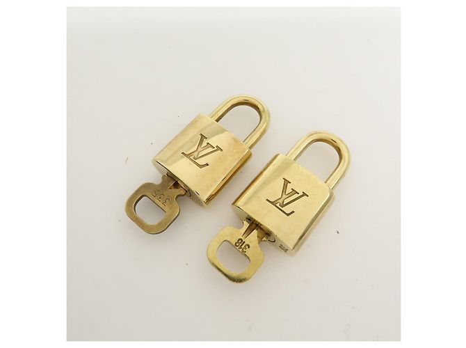 Louis Vuitton Lot de 10 Cadenas et Clés en Métal Or - vue 11