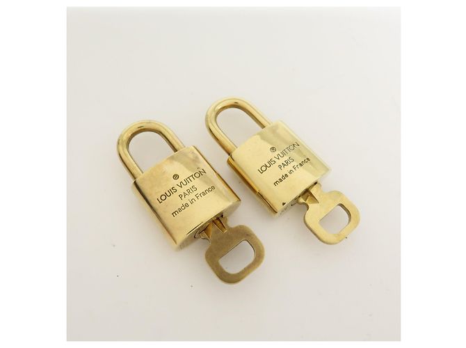 Louis Vuitton Lot de 10 Cadenas et Clés en Métal Or - vue 12