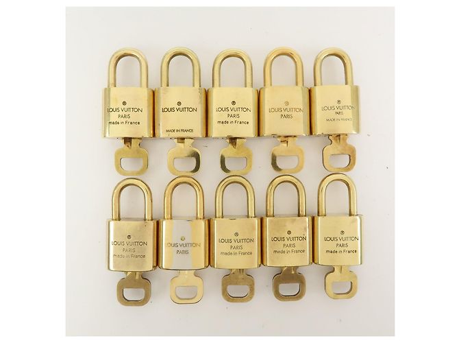 Louis Vuitton Lot de 10 Cadenas et Clés en Métal Or - vue 2