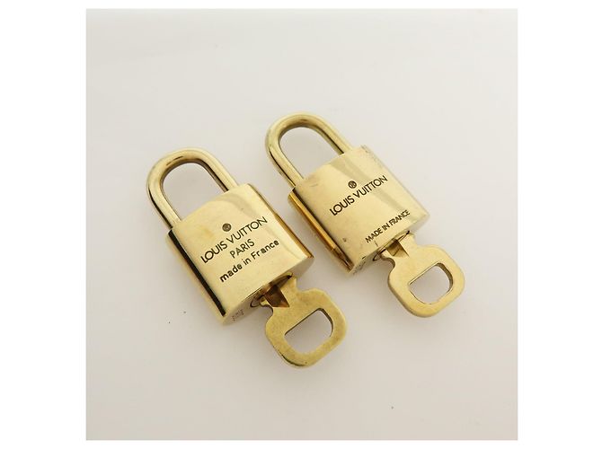 Louis Vuitton Lot de 10 Cadenas et Clés en Métal Or - vue 4