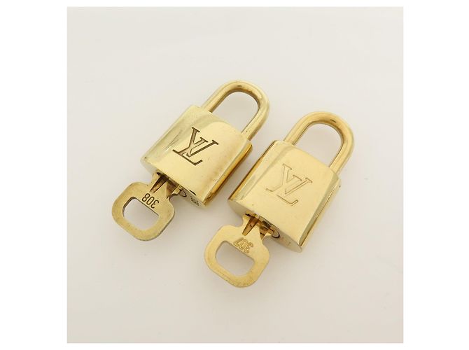 Louis Vuitton Lot de 10 Cadenas et Clés en Métal Or - vue 5