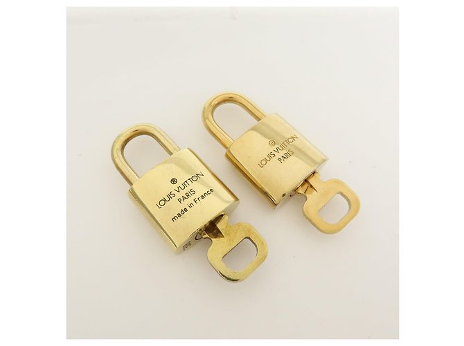 Louis Vuitton Lot de 10 Cadenas et Clés en Métal Or - vue 6