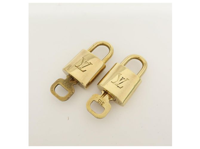 Louis Vuitton Lot de 10 Cadenas et Clés en Métal Or - vue 7