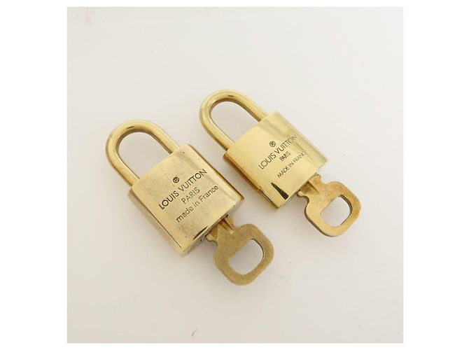 Louis Vuitton Lot de 10 Cadenas et Clés en Métal Or - vue 8