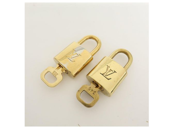 Louis Vuitton Lot de 10 Cadenas et Clés en Métal Or - vue 9